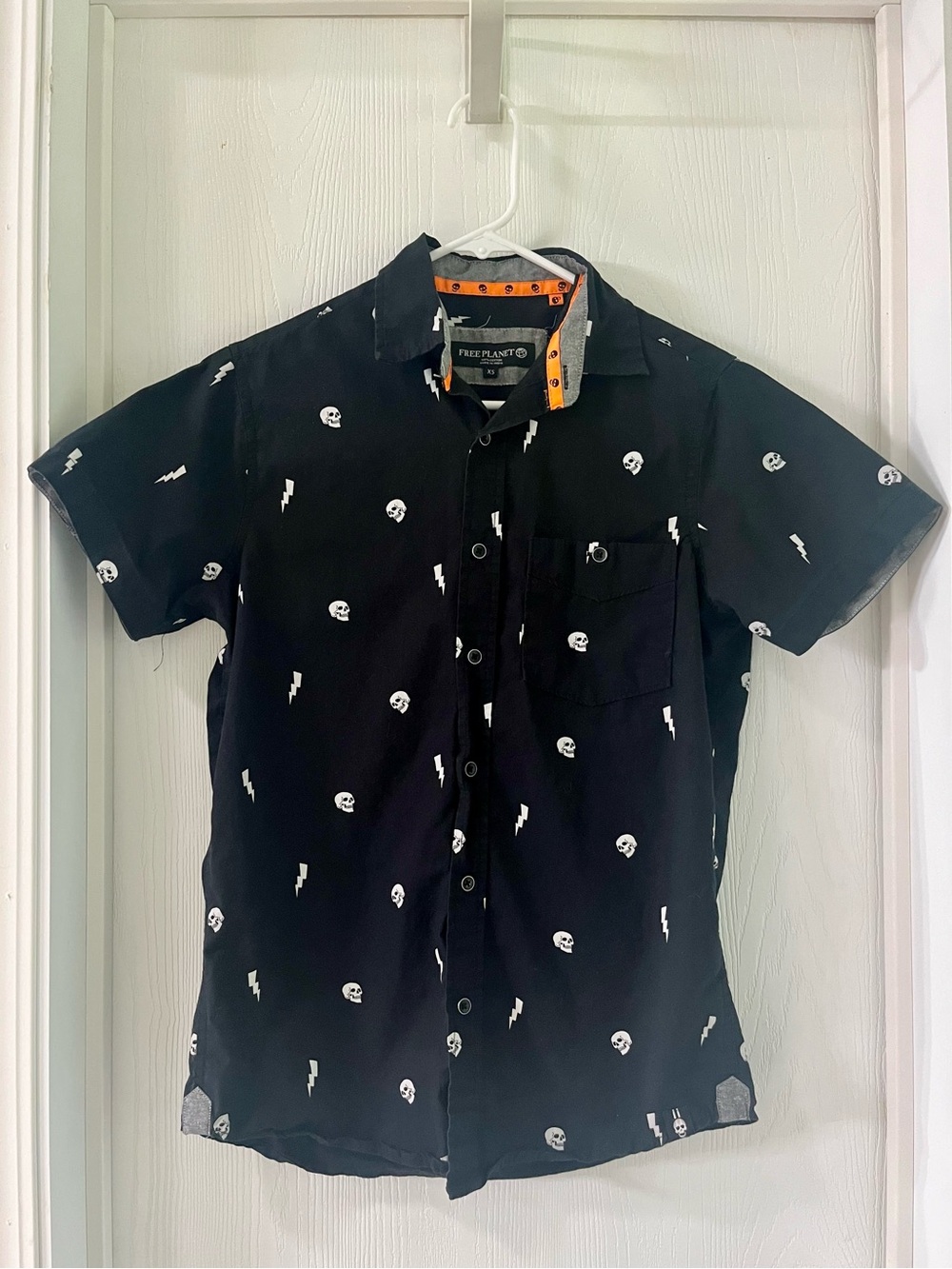 Free Planet Black Short-Sleeve Button-Up with White Skull & Lightning Print